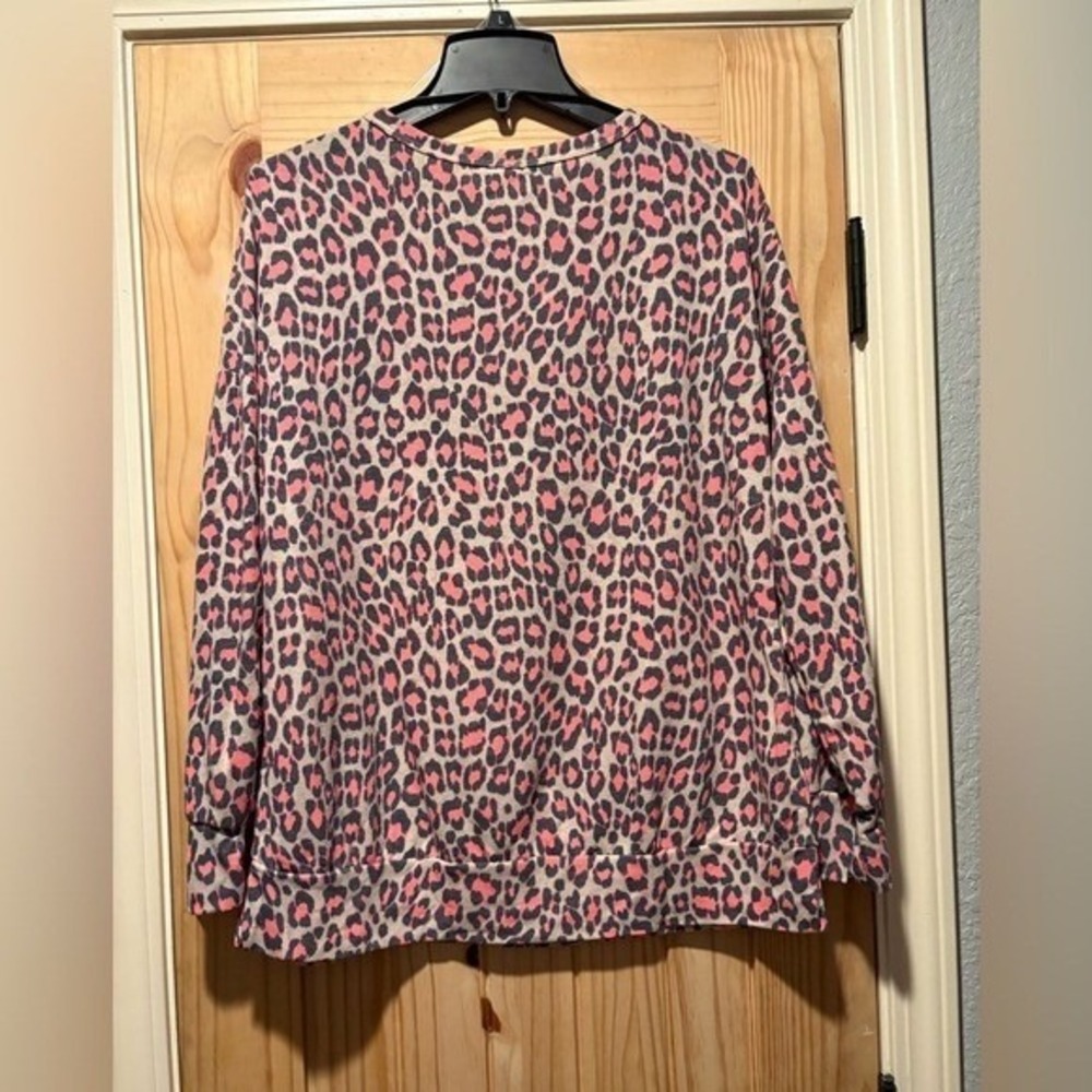 Dear Scarlett Leopard Print Logo Sleeve Top Size Medium Boutique Animal Print - Picture 3 of 6